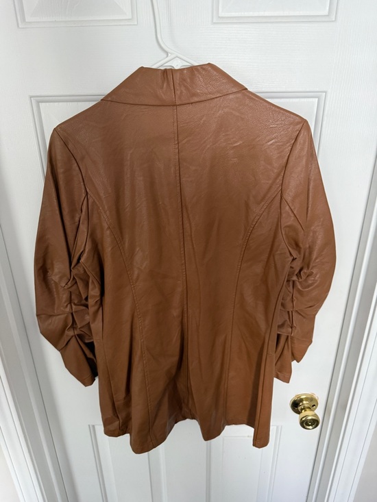 fab'rik Women’s Tan Brown Faux Leather Ruched Sleeve Open Blazer Size Large - Picture 6 of 6